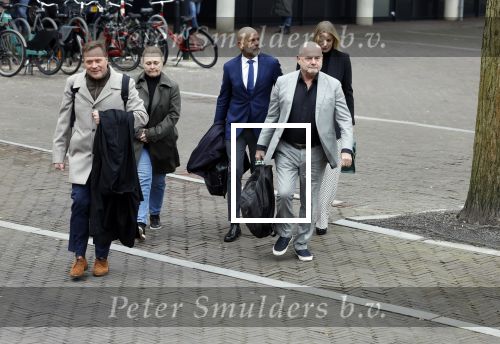 Utrecht 9 februari 2023
Kort geding Roxeanne Hazes vs. Rachel Hazes.  Roxeanne Hazes haar advocaat Maarten Kox (l) komt aan bij de rechtbank in Utrecht. Naast hem loopt ex advocaat Mr Tomlow en erachter Marieke v Beek en Robert Arjan Israel met vriendin
