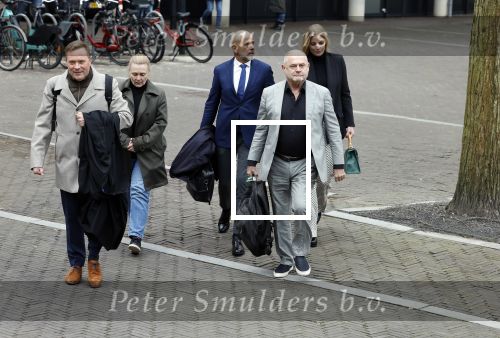 Utrecht 9 februari 2023
Kort geding Roxeanne Hazes vs. Rachel Hazes.  Roxeanne Hazes haar advocaat Maarten Kox (l) komt aan bij de rechtbank in Utrecht. Naast hem loopt ex advocaat Mr Tomlow en erachter Marieke v Beek en Robert Arjan Israel met vriendin