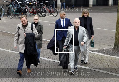 Utrecht 9 februari 2023
Kort geding Roxeanne Hazes vs. Rachel Hazes.  Roxeanne Hazes haar advocaat Maarten Kox (l) komt aan bij de rechtbank in Utrecht. Naast hem loopt ex advocaat Mr Tomlow en erachter Marieke v Beek en Robert Arjan Israel met vriendin