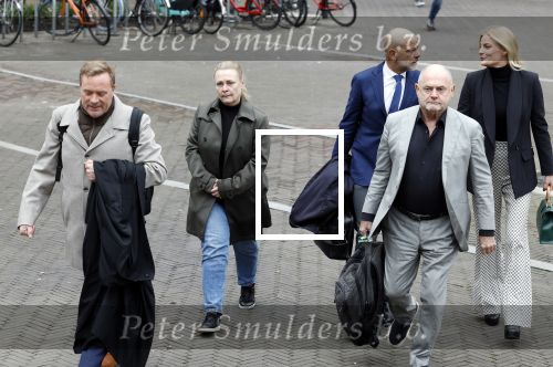 Utrecht 9 februari 2023
Kort geding Roxeanne Hazes vs. Rachel Hazes.  Roxeanne Hazes haar advocaat Maarten Kox (l) komt aan bij de rechtbank in Utrecht. Naast hem loopt ex advocaat Mr Tomlow en erachter Marieke v Beek en Robert Arjan Israel met vriendin