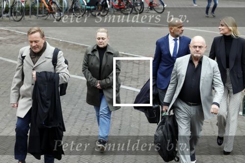 Utrecht 9 februari 2023
Kort geding Roxeanne Hazes vs. Rachel Hazes.  Roxeanne Hazes haar advocaat Maarten Kox (l) komt aan bij de rechtbank in Utrecht. Naast hem loopt ex advocaat Mr Tomlow en erachter Marieke v Beek en Robert Arjan Israel met vriendin