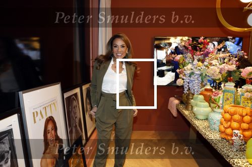 Amsterdam 3 februari 2023
Patty Brard verkoopt vrijwillig haar inboeder bij Decor Amsterdam. Ook sochter Priscilla Nasi en haar Man Antoine zijn aanwezig.