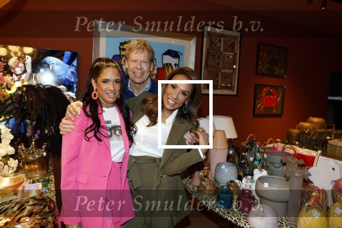 Amsterdam 3 februari 2023
Patty Brard verkoopt vrijwillig haar inboeder bij Decor Amsterdam. Ook sochter Priscilla Nasi en haar Man Antoine zijn aanwezig.