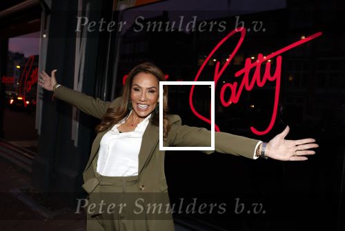 Amsterdam 3 februari 2023
Patty Brard verkoopt vrijwillig haar inboeder bij Decor Amsterdam. Ook sochter Priscilla Nasi en haar Man Antoine zijn aanwezig.