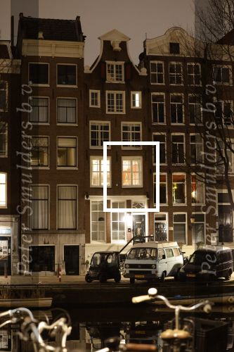 Amsterdam 12 februari 2023
Huis Prinses Amalia op de gracht in Amsterdam . De Blauwe bus staat er al vanaf kerst 2022.