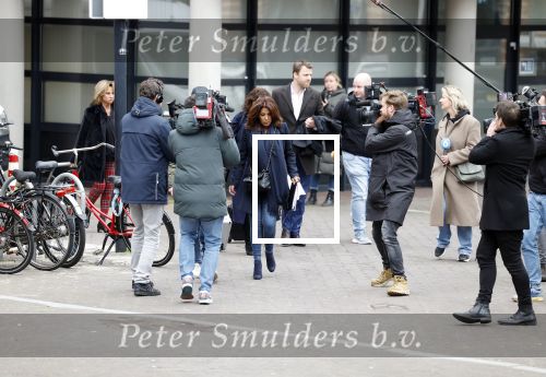 Utrecht 9 februari 2023
Kort geding Roxeanne Hazes vs. Rachel Hazes.  Roxeanne Hazes haar advocaat Maarten Kox (l) komt aan bij de rechtbank in Utrecht. Naast hem loopt ex advocaat Mr Tomlow en erachter Marieke v Beek en Robert Arjan Israel met vriendin