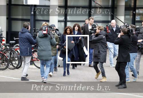 Utrecht 9 februari 2023
Kort geding Roxeanne Hazes vs. Rachel Hazes.  Roxeanne Hazes haar advocaat Maarten Kox (l) komt aan bij de rechtbank in Utrecht. Naast hem loopt ex advocaat Mr Tomlow en erachter Marieke v Beek en Robert Arjan Israel met vriendin