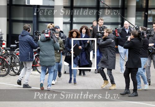 Utrecht 9 februari 2023
Kort geding Roxeanne Hazes vs. Rachel Hazes.  Roxeanne Hazes haar advocaat Maarten Kox (l) komt aan bij de rechtbank in Utrecht. Naast hem loopt ex advocaat Mr Tomlow en erachter Marieke v Beek en Robert Arjan Israel met vriendin
