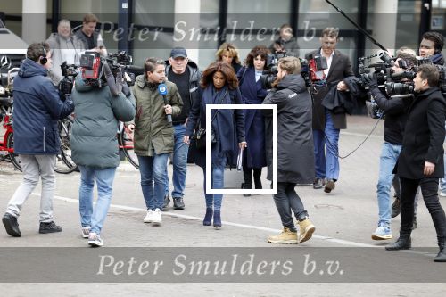 Utrecht 9 februari 2023
Kort geding Roxeanne Hazes vs. Rachel Hazes.  Roxeanne Hazes haar advocaat Maarten Kox (l) komt aan bij de rechtbank in Utrecht. Naast hem loopt ex advocaat Mr Tomlow en erachter Marieke v Beek en Robert Arjan Israel met vriendin