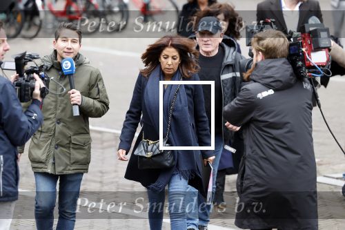 Utrecht 9 februari 2023
Kort geding Roxeanne Hazes vs. Rachel Hazes.  Roxeanne Hazes haar advocaat Maarten Kox (l) komt aan bij de rechtbank in Utrecht. Naast hem loopt ex advocaat Mr Tomlow en erachter Marieke v Beek en Robert Arjan Israel met vriendin
