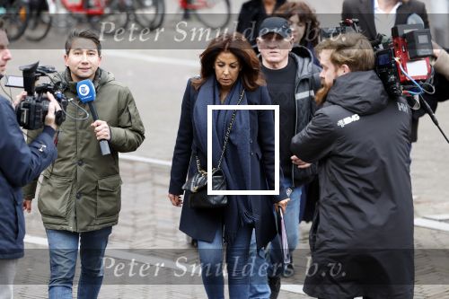 Utrecht 9 februari 2023
Kort geding Roxeanne Hazes vs. Rachel Hazes.  Roxeanne Hazes haar advocaat Maarten Kox (l) komt aan bij de rechtbank in Utrecht. Naast hem loopt ex advocaat Mr Tomlow en erachter Marieke v Beek en Robert Arjan Israel met vriendin