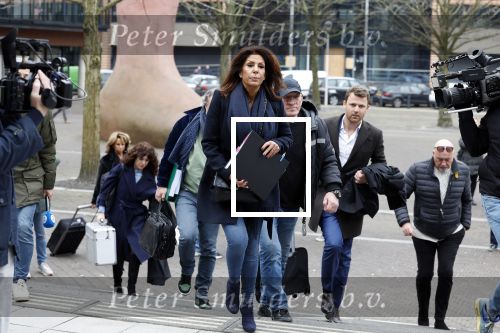 Utrecht 9 februari 2023
Kort geding Roxeanne Hazes vs. Rachel Hazes.  Roxeanne Hazes haar advocaat Maarten Kox (l) komt aan bij de rechtbank in Utrecht. Naast hem loopt ex advocaat Mr Tomlow en erachter Marieke v Beek en Robert Arjan Israel met vriendin