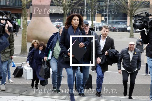 Utrecht 9 februari 2023
Kort geding Roxeanne Hazes vs. Rachel Hazes.  Roxeanne Hazes haar advocaat Maarten Kox (l) komt aan bij de rechtbank in Utrecht. Naast hem loopt ex advocaat Mr Tomlow en erachter Marieke v Beek en Robert Arjan Israel met vriendin