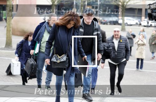Utrecht 9 februari 2023
Kort geding Roxeanne Hazes vs. Rachel Hazes.  Roxeanne Hazes haar advocaat Maarten Kox (l) komt aan bij de rechtbank in Utrecht. Naast hem loopt ex advocaat Mr Tomlow en erachter Marieke v Beek en Robert Arjan Israel met vriendin