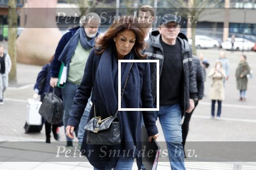 Utrecht 9 februari 2023
Kort geding Roxeanne Hazes vs. Rachel Hazes.  Roxeanne Hazes haar advocaat Maarten Kox (l) komt aan bij de rechtbank in Utrecht. Naast hem loopt ex advocaat Mr Tomlow en erachter Marieke v Beek en Robert Arjan Israel met vriendin