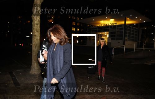 Utrecht 9 februari 2023
Kort geding Roxeanne Hazes vs. Rachel Hazes.  Roxeanne Hazes haar advocaat Maarten Kox (l) komt aan bij de rechtbank in Utrecht. Naast hem loopt ex advocaat Mr Tomlow en erachter Marieke v Beek en Robert Arjan Israel met vriendin