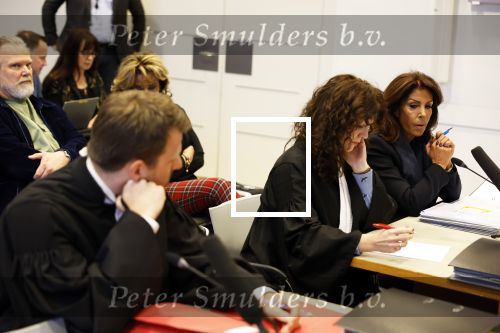 Utrecht 9 februari 2023
Kort geding Roxeanne Hazes vs. Rachel Hazes.  Roxeanne Hazes haar advocaat Maarten Kox (l) komt aan bij de rechtbank in Utrecht. Naast hem loopt ex advocaat Mr Tomlow en erachter Marieke v Beek en Robert Arjan Israel met vriendin