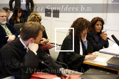 Utrecht 9 februari 2023
Kort geding Roxeanne Hazes vs. Rachel Hazes.  Roxeanne Hazes haar advocaat Maarten Kox (l) komt aan bij de rechtbank in Utrecht. Naast hem loopt ex advocaat Mr Tomlow en erachter Marieke v Beek en Robert Arjan Israel met vriendin