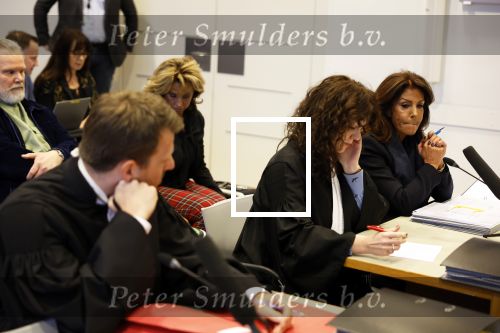 Utrecht 9 februari 2023
Kort geding Roxeanne Hazes vs. Rachel Hazes.  Roxeanne Hazes haar advocaat Maarten Kox (l) komt aan bij de rechtbank in Utrecht. Naast hem loopt ex advocaat Mr Tomlow en erachter Marieke v Beek en Robert Arjan Israel met vriendin