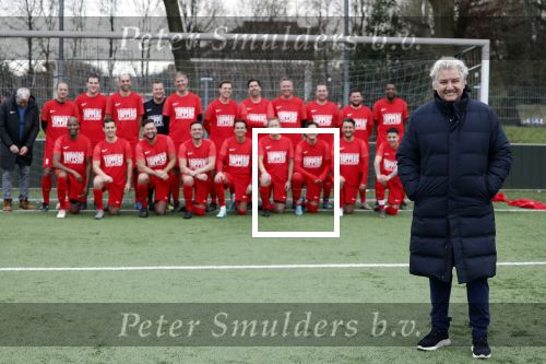 Amsterdam 28 januari 2023
Rene Froger sponsort met de toppers het voetbal elftal waar oa zijn zoons Danny en Maxim . Ook Danilo Kuipers speelt in dit elftal.