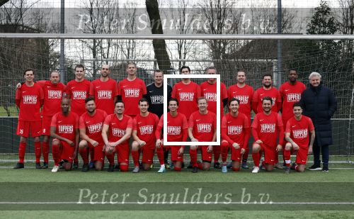 Amsterdam 28 januari 2023
Rene Froger sponsort met de toppers het voetbal elftal waar oa zijn zoons Danny en Maxim . Ook Danilo Kuipers speelt in dit elftal.
