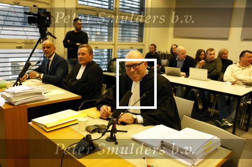 Utrecht 9 februari 2023
Kort geding Roxeanne Hazes vs. Rachel Hazes.  Roxeanne Hazes haar advocaat Maarten Kox (l) komt aan bij de rechtbank in Utrecht. Naast hem loopt ex advocaat Mr Tomlow en erachter Marieke v Beek en Robert Arjan Israel met vriendin