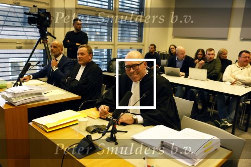 Utrecht 9 februari 2023
Kort geding Roxeanne Hazes vs. Rachel Hazes.  Roxeanne Hazes haar advocaat Maarten Kox (l) komt aan bij de rechtbank in Utrecht. Naast hem loopt ex advocaat Mr Tomlow en erachter Marieke v Beek en Robert Arjan Israel met vriendin