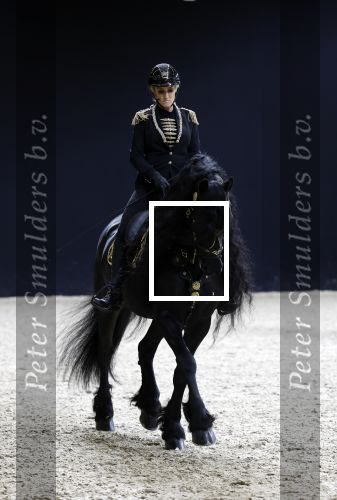 Amsterdam 28 januari 2023
Samantha Steenwijk rijdt op haar paard een kuhr terwijl ze zingt tijdens Jumping Amsterdam in de RAI.