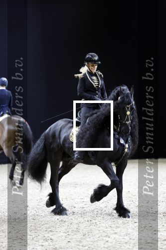 Amsterdam 28 januari 2023
Samantha Steenwijk rijdt op haar paard een kuhr terwijl ze zingt tijdens Jumping Amsterdam in de RAI.