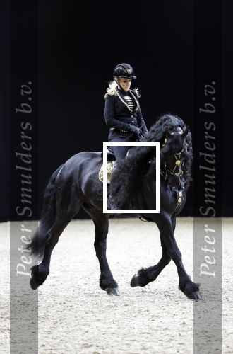 Amsterdam 28 januari 2023
Samantha Steenwijk rijdt op haar paard een kuhr terwijl ze zingt tijdens Jumping Amsterdam in de RAI.