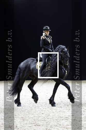 Amsterdam 28 januari 2023
Samantha Steenwijk rijdt op haar paard een kuhr terwijl ze zingt tijdens Jumping Amsterdam in de RAI.
