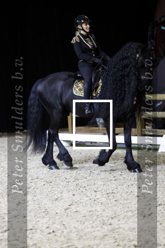 Amsterdam 28 januari 2023
Samantha Steenwijk rijdt op haar paard een kuhr terwijl ze zingt tijdens Jumping Amsterdam in de RAI.