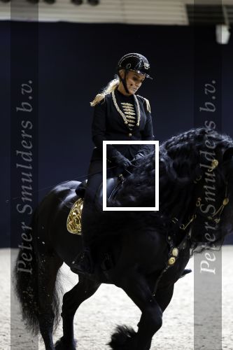 Amsterdam 28 januari 2023
Samantha Steenwijk rijdt op haar paard een kuhr terwijl ze zingt tijdens Jumping Amsterdam in de RAI.