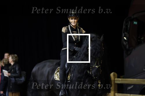 Amsterdam 28 januari 2023
Samantha Steenwijk rijdt op haar paard een kuhr terwijl ze zingt tijdens Jumping Amsterdam in de RAI.
