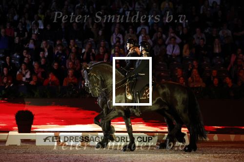 Amsterdam 28 januari 2023
Samantha Steenwijk rijdt op haar paard een kuhr terwijl ze zingt tijdens Jumping Amsterdam in de RAI.