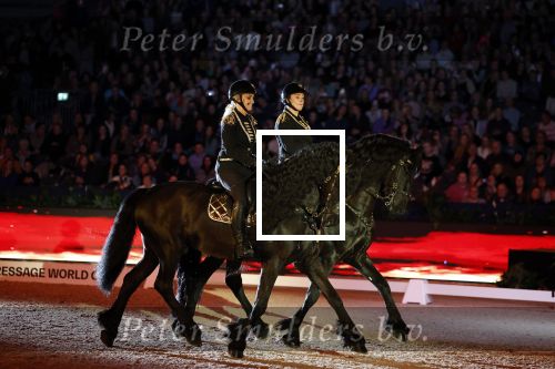 Amsterdam 28 januari 2023
Samantha Steenwijk rijdt op haar paard een kuhr terwijl ze zingt tijdens Jumping Amsterdam in de RAI.