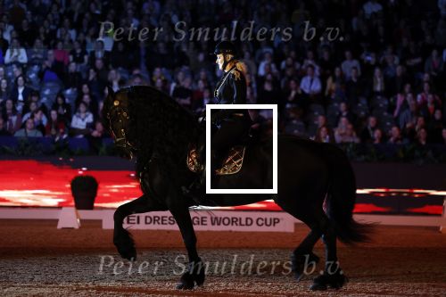 Amsterdam 28 januari 2023
Samantha Steenwijk rijdt op haar paard een kuhr terwijl ze zingt tijdens Jumping Amsterdam in de RAI.