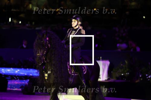 Amsterdam 28 januari 2023
Samantha Steenwijk rijdt op haar paard een kuhr terwijl ze zingt tijdens Jumping Amsterdam in de RAI.