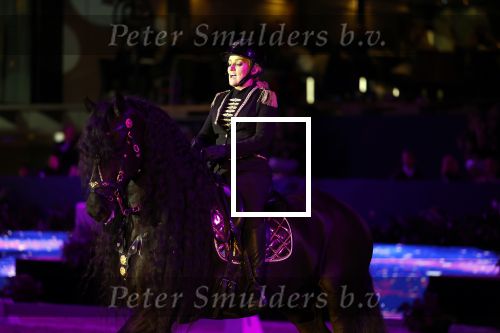Amsterdam 28 januari 2023
Samantha Steenwijk rijdt op haar paard een kuhr terwijl ze zingt tijdens Jumping Amsterdam in de RAI.