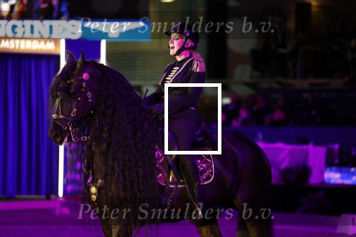 Amsterdam 28 januari 2023
Samantha Steenwijk rijdt op haar paard een kuhr terwijl ze zingt tijdens Jumping Amsterdam in de RAI.