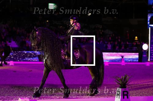 Amsterdam 28 januari 2023
Samantha Steenwijk rijdt op haar paard een kuhr terwijl ze zingt tijdens Jumping Amsterdam in de RAI.