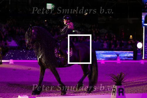 Amsterdam 28 januari 2023
Samantha Steenwijk rijdt op haar paard een kuhr terwijl ze zingt tijdens Jumping Amsterdam in de RAI.