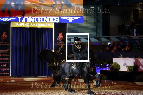 Amsterdam 28 januari 2023
Samantha Steenwijk rijdt op haar paard een kuhr terwijl ze zingt tijdens Jumping Amsterdam in de RAI.