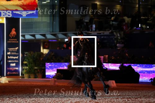 Amsterdam 28 januari 2023
Samantha Steenwijk rijdt op haar paard een kuhr terwijl ze zingt tijdens Jumping Amsterdam in de RAI.