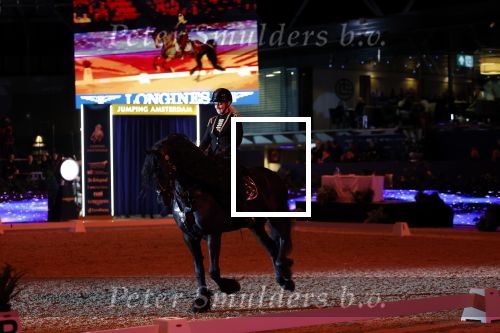 Amsterdam 28 januari 2023
Samantha Steenwijk rijdt op haar paard een kuhr terwijl ze zingt tijdens Jumping Amsterdam in de RAI.