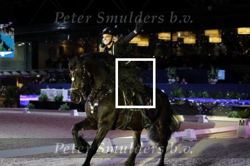 Amsterdam 28 januari 2023
Samantha Steenwijk rijdt op haar paard een kuhr terwijl ze zingt tijdens Jumping Amsterdam in de RAI.