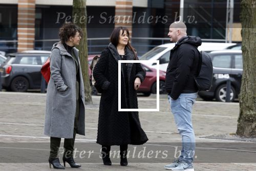Utrecht 9 februari 2023
Kort geding Roxeanne Hazes vs. Rachel Hazes.  Roxeanne Hazes haar advocaat Maarten Kox (l) komt aan bij de rechtbank in Utrecht. Naast hem loopt ex advocaat Mr Tomlow en erachter Marieke v Beek en Robert Arjan Israel met vriendin