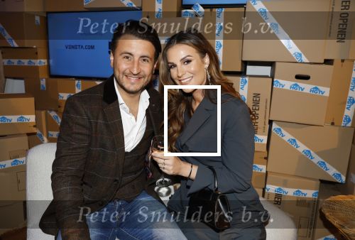 Amsterdam 15 januari 2024
Presentatie nieuwe zender HGTV Nederland .
Aanwezig oa de complete familie Froger . Rene Froger en Natasja Froger Danny Froger en Ann Dominique Maxim Froger en Sammy Verheij Maxim Froger  en Ruby v Wanrooij en Natacha Froger met haar verloofde Matthijs Timmermans