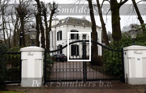 Huizen 13 januari 2024
Linda de Mol en Jeroen Rietbergen samen wandelend met hun 2 honden / labradors.