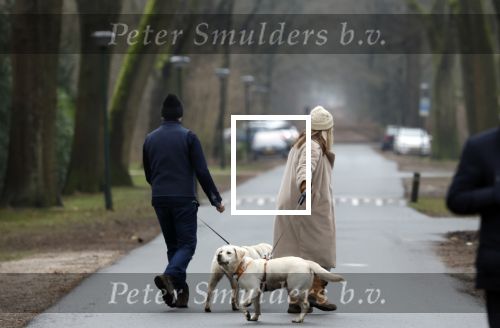 Huizen 13 januari 2024
Linda de Mol en Jeroen Rietbergen samen wandelend met hun 2 honden / labradors.